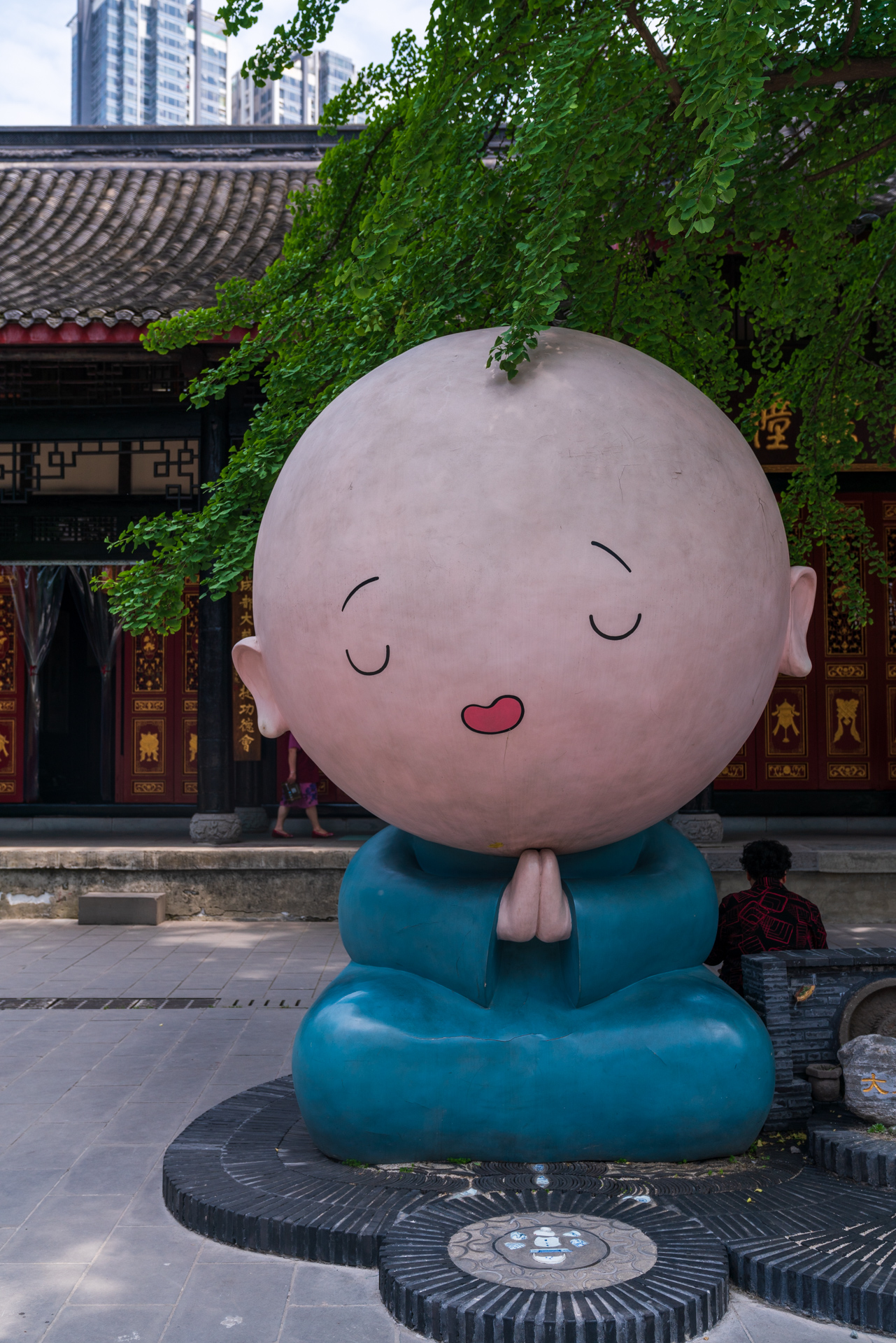 大慈寺都是绣球花的天下,让人欣喜万分,那颗银杏树下的小和尚万分可爱