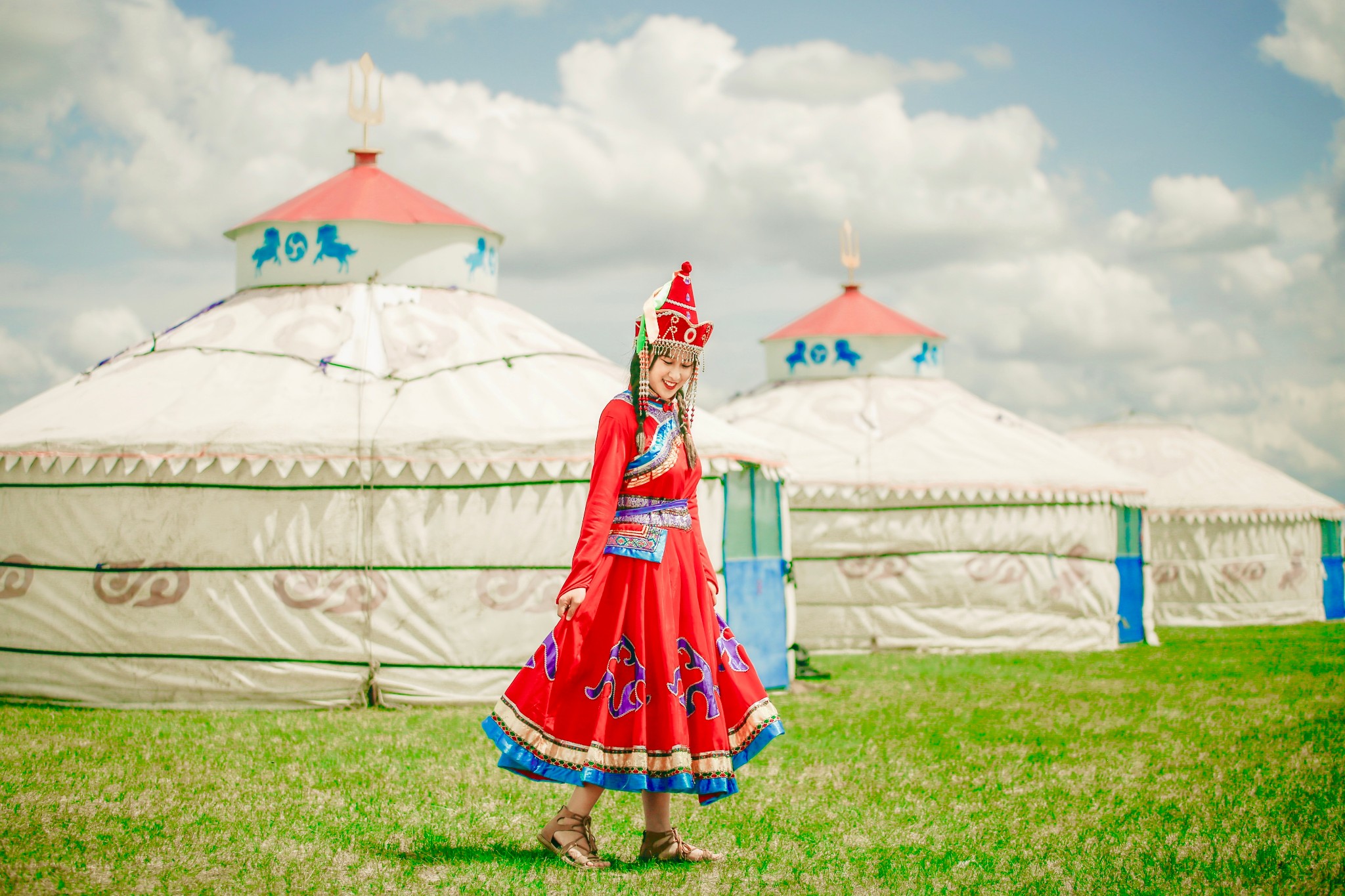 我们在牧民大姐的家里换上了当地特色的 蒙古 服饰,摇身一变成牧羊 