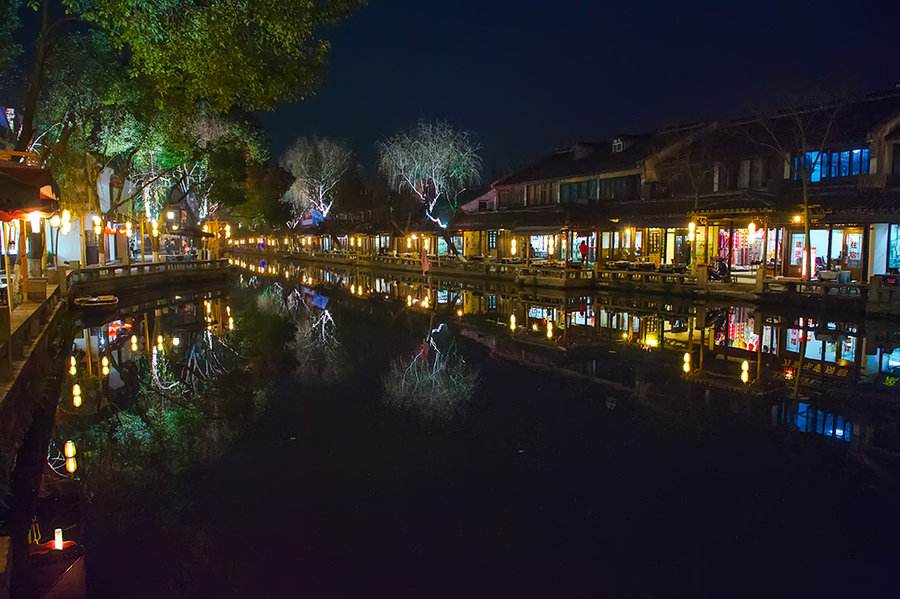 周庄和同里,哪个地方值得住一晚?晚上的夜景好