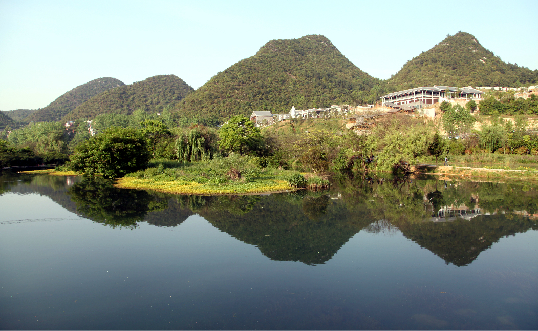 又称为十里河滩景区,位于贵阳市花溪区,是一条风景优美的自然山水观光