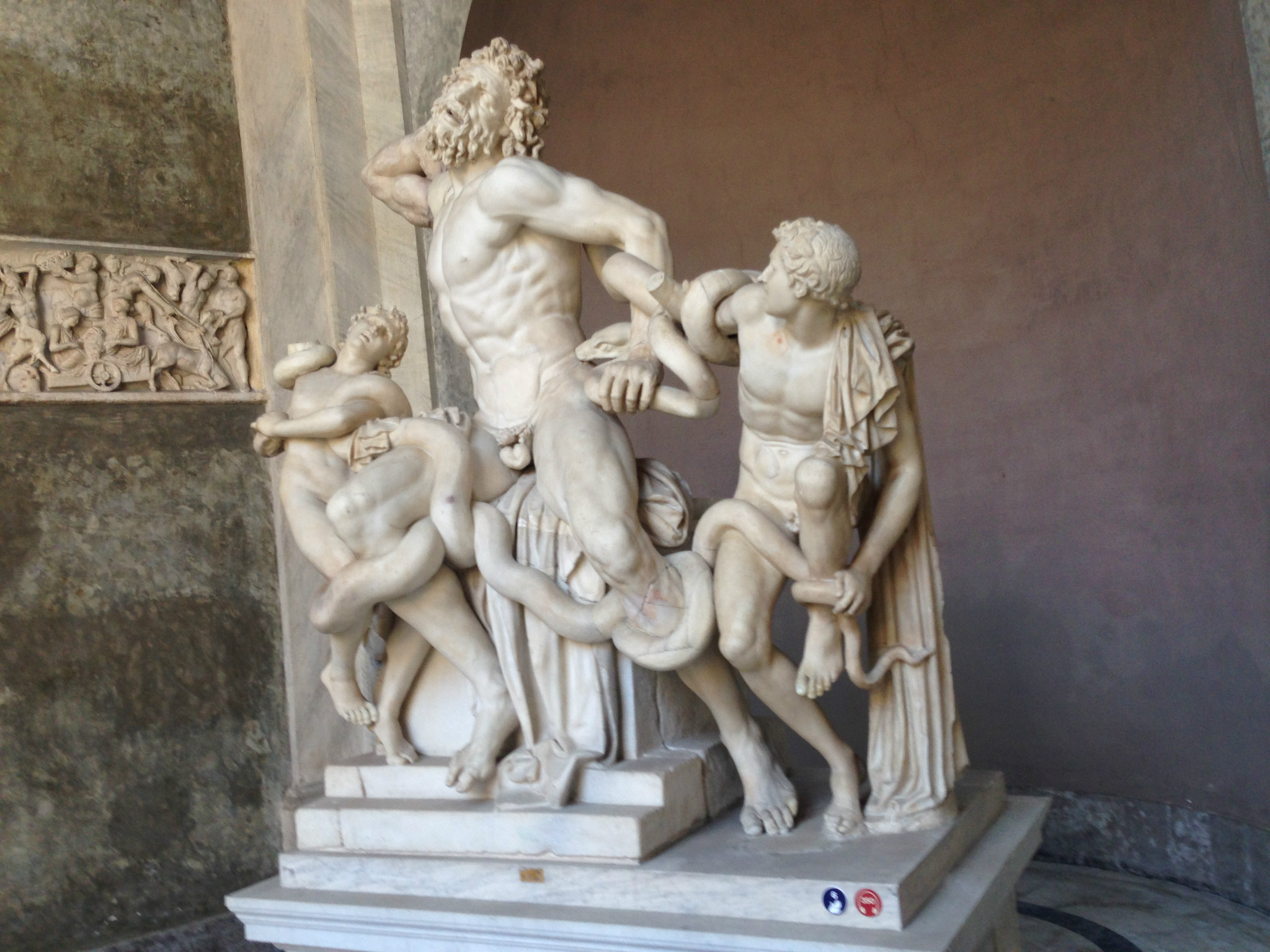 原始图片 这幅雕塑《拉奥孔》是后期模仿希腊主义时代的杰作,表现了