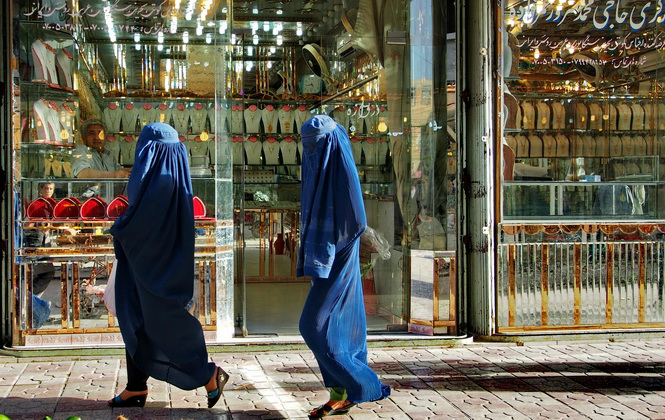 阿富汗女人蒙头盖脸挑金饰