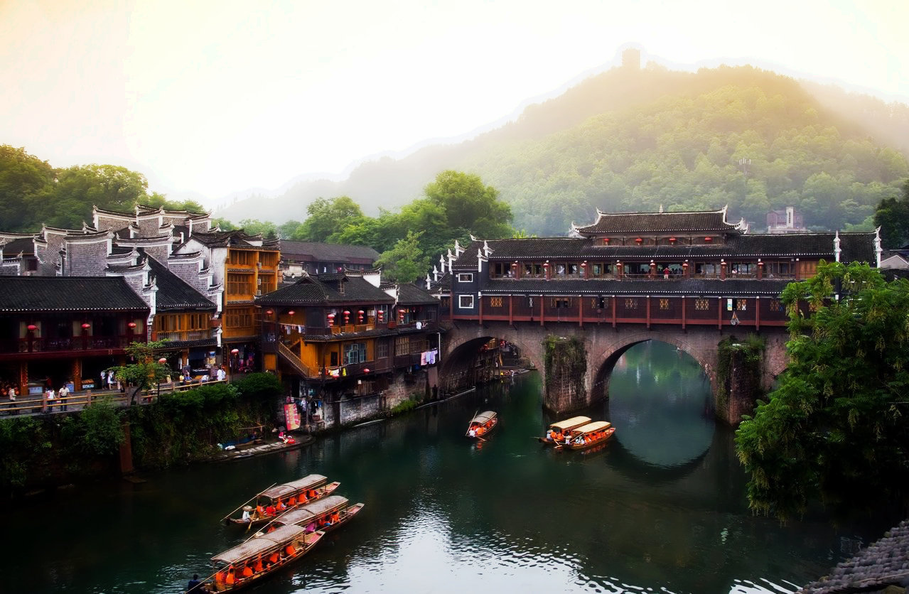 凤凰九景 凤凰苗寨品质汽车2日游 沱江泛舟 (邂逅凤凰古城迷人夜色)