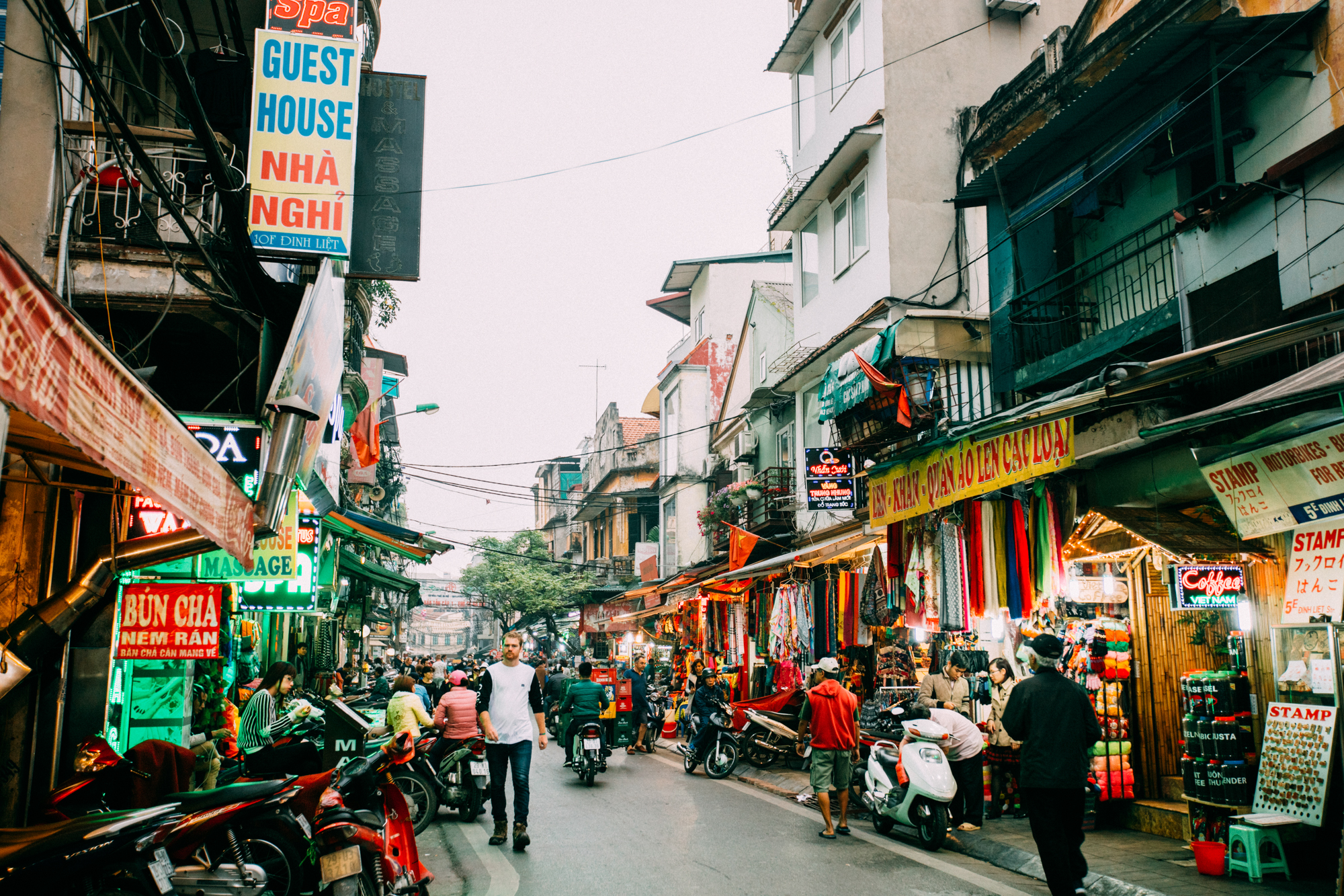 街道错综复杂,每条街基本只卖同一行业品种的商品,是越南最热门的商业